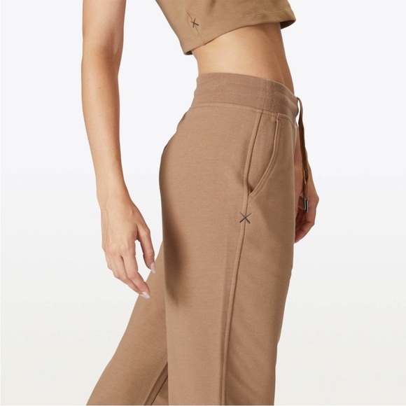 New Cuts Womens Relaxed Sweatpants in saddle size medium - Picture 2 of 12